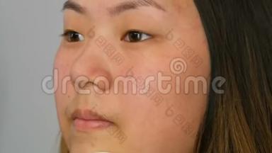 美容师在美容院清洗一名亚洲韩国妇女的皮肤